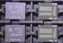 중국 마이크로 제어기를 위한 KMQE60013M-B318 -16+16 EMCP D3 32gb Emmc 저장 드라이브 메모리 칩 공장